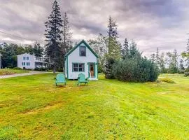 Well-equipped cottage with modern touches, WiFi, gas grill, & beautiful views