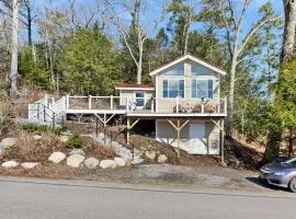 Charming cottage with a spacious deck overlooking the Megunticook River