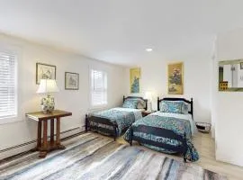 Elegant home with a cozy living area, Wifi, backyard, and washer/dryer