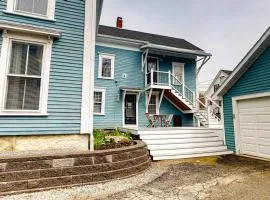 Charming upstairs duplex with fast WiFi, partial AC, & walkable location