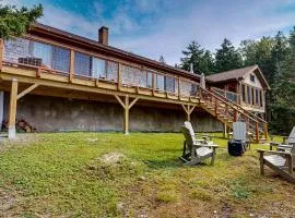 Renovated oceanfront home with stunning view & pebbly beach - snowbird-friendly