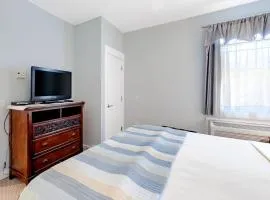 Cozy & Clean Second-Story Suite w/ Kitchenette & Free WiFi - Walk to the Harbor
