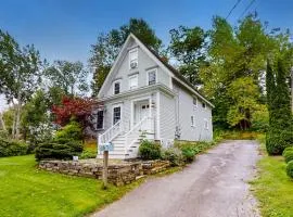 Gorgeous, walkable home with water view, deck & washer/dryer - snowbird-friendly