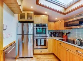 Well-equipped cottage with modern touches, WiFi, gas grill, & beautiful views