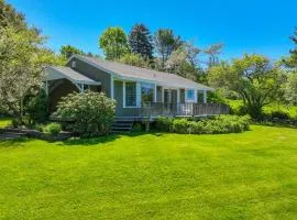 Dog-friendly bayfront home close to Rockland with water view - snowbirds welcome