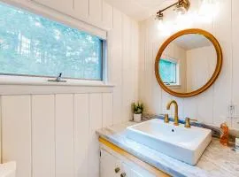 Renovated oceanfront home with stunning view & pebbly beach - snowbird-friendly