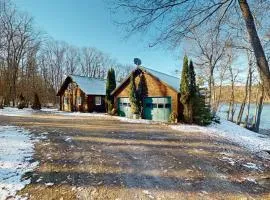Riverfront retreat with a furnished deck, washer/dryer & fast WiFi