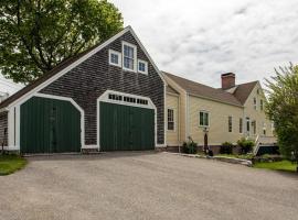 All-suite Boothbay Harbor home with deck, ocean views, and fireplaces, Hotel in Boothbay Harbor