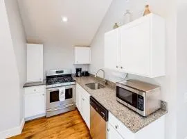 Cozy and modern hideaway - walk to the beach - fast WiFi & washer/dryer