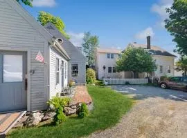 Downtown, ground floor studio near the ocean w/patio, outdoor dining area & more