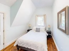 Contemporary home with woodstove, firepit, 2 kitchens & fast WiFi- walk to beach