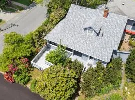 Bright, spacious getaway with full kitchen, furnished porch & WiFi - near trails