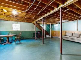 Charming cottage near the beach with balcony, deck, grill, fireplace - dogs OK