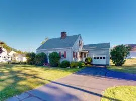 Comfortable home near the beach - dog-friendly - full kitchen & washer/dryer