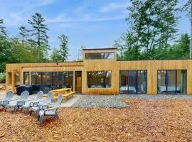 Idyllic lakeside house with outdoor sauna, patio and firepit