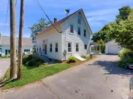 Charming Cape-style House with Panoramic River Views and Modern Amenities