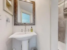 Downtown, ground floor studio near the ocean w/patio, outdoor dining area & more