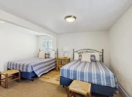 Well-located, dog-friendly home - walk to footbridge & Barrett Park