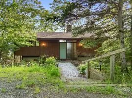 Beautiful hidden Waterfront Retreat with Rocky Beach