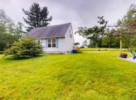 Serene home with a deck, grill, firepit, board games, washer/dryer, & mtn views