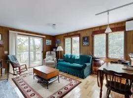 Lady Slipper Cottage: Charming Lakefront Retreat with Canoes, Kayaks, and Modern Comforts