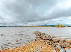 Lakefront, cabin-inspired home with firepit, grill, & screened porch, Wifi