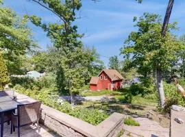 Dog-friendly home with high-speed WiFi, washer/dryer, & private dock