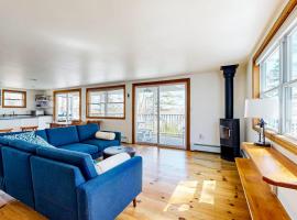 Dog-friendly river-view home with wood stove, deck, patio, dock, beach, grill, hotel v destinaci Boothbay