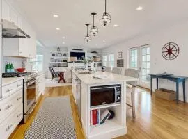 Elegant home with veranda & water view, walk to downtown Boothbay Harbor