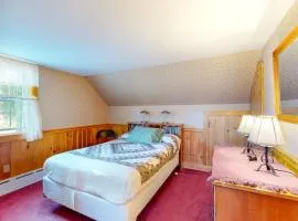 Comfortable home near the beach - dog-friendly - full kitchen & washer/dryer