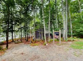 The Cottage - Peaceful 32-Acre Lakefront Getaway - Canoe, Firepit & Big Deck