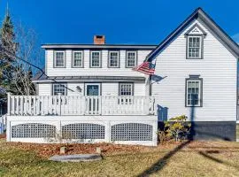 Cozy Apartment Near The River: Walk to Town & Local Attractions