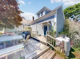 Historic Boothbay Harbor cottage with antique decor, washer/dryer & deck