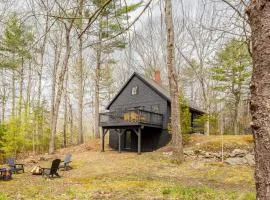 Renovated woodland home with lovely deck & firepit - minutes to Swan Lake