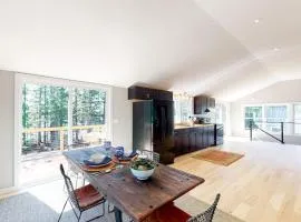 Newly-built waterfront home with fast WiFi, furnished deck, & washer/dryer