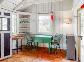 Dog-friendly oceanfront cottage with views