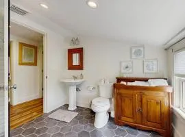 Coastal charmer with screened-in porch, grill, & AC
