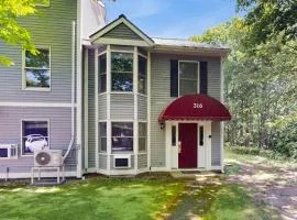 Bay View Dog-Friendly Townhouse w/Porch, Gas Grill, Washer/Dryer, Partial A/C