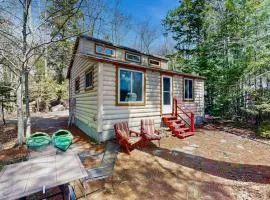 Quiet lakefront cottage with a firepit, private beach, & two kayaks