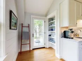 Brand new guest apartment with furnished deck, fast WIFI, dock, & water views