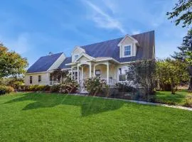 Newly Renovated Charming House with Cozy Fireplace & Outdoor Entertainment Areas