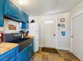 Historic Boothbay Harbor cottage with antique decor, washer/dryer & deck
