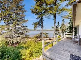 Beachfront Delight with detached guesthouse, private beach access, Dog-friendly