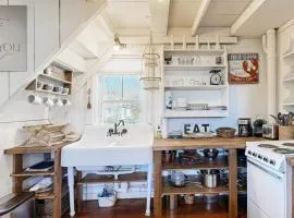Iconic downtown retreat with firepit & fireplace- walk to Harbor Footbridge