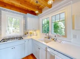 Periwinkle Cottage | Sunny cottage in Westport Island overlooking the river
