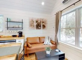 Brand-new dog-friendly home near Hancock Pond with firepit, grill, streaming, AC