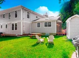 Waterfront, walkable home with beautiful kitchen & washer/dryer - dog-friendly