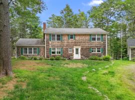 Tranquil private riverfront home w/ tidal dock & large yard, Hotel in Boothbay