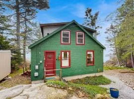 Bayfront cottage with fantastic views & minutes to downtown - Dog-friendly