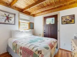 Secluded Sunset Point mountain top cabin, wifi, Dish TV, firepit